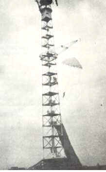 lancio dalla torre con  paracadute agganciato al cavo diagonale